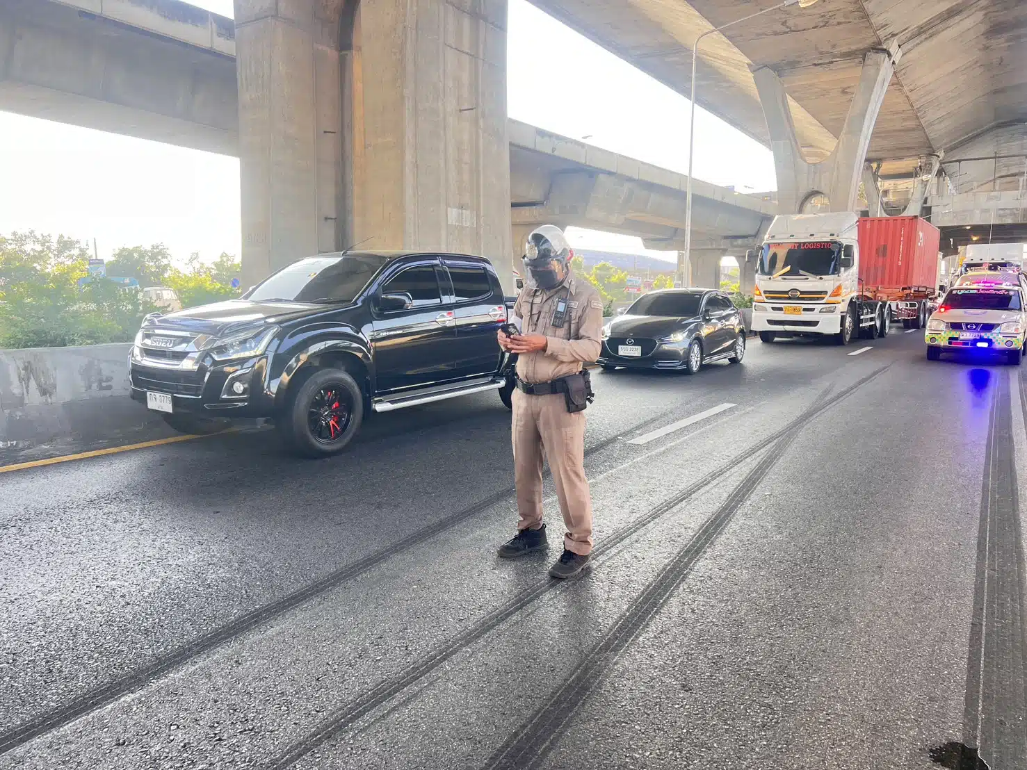 เจ้าหน้าที่ตำรวจและกู้ภัยเข้าช่วยเหลือผู้ติดภายในรถที่บางนา-ตราด