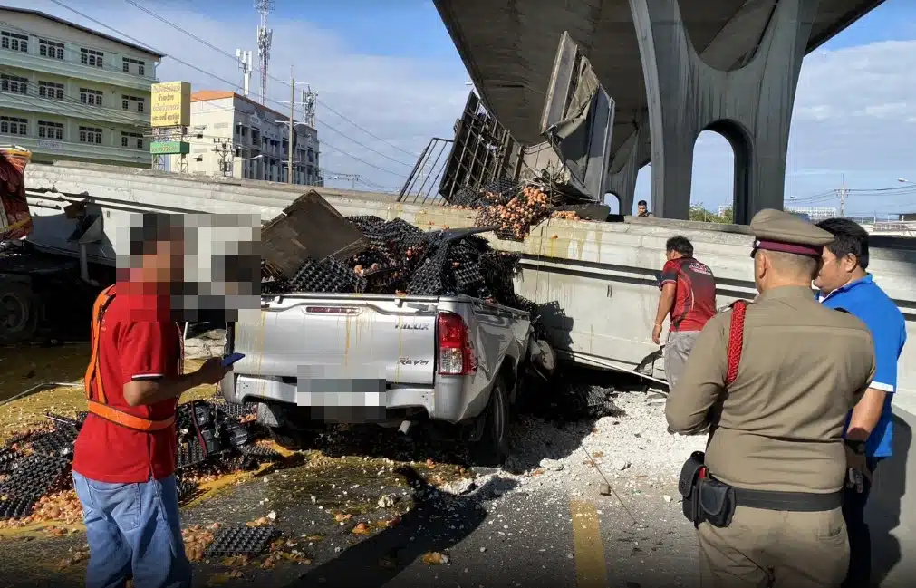 ภาพความเสียหายจากสะพานลอยถล่มทับรถยนต์ที่ถนนบางนา-ตราด