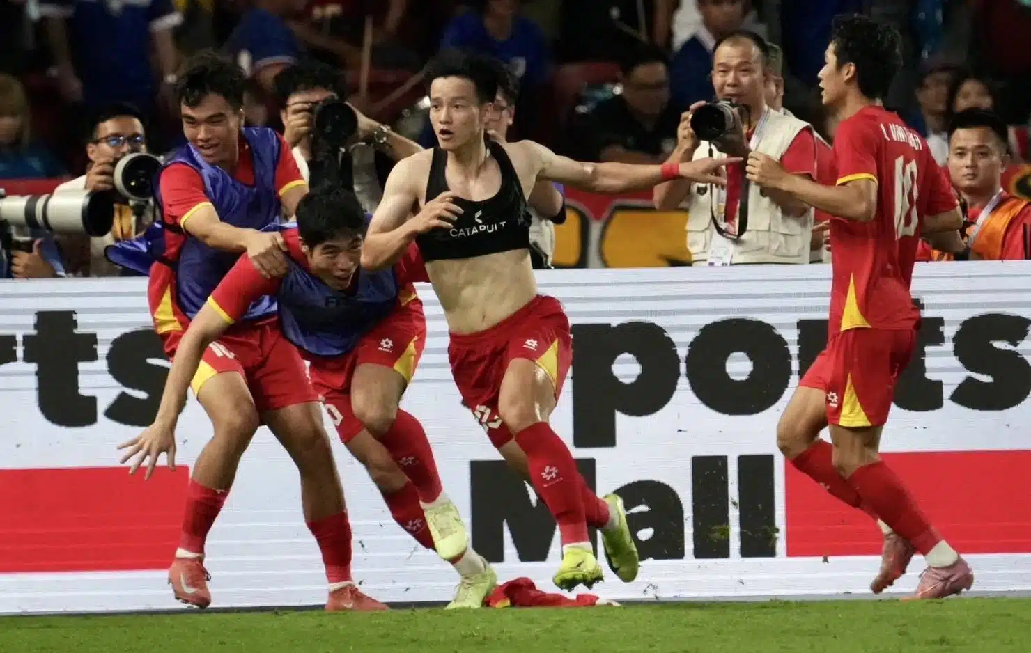 นักเตะไทยเริ่มต้นดีนำ 2-0 ก่อนโดนเวียดนามยิงแซง 3-2