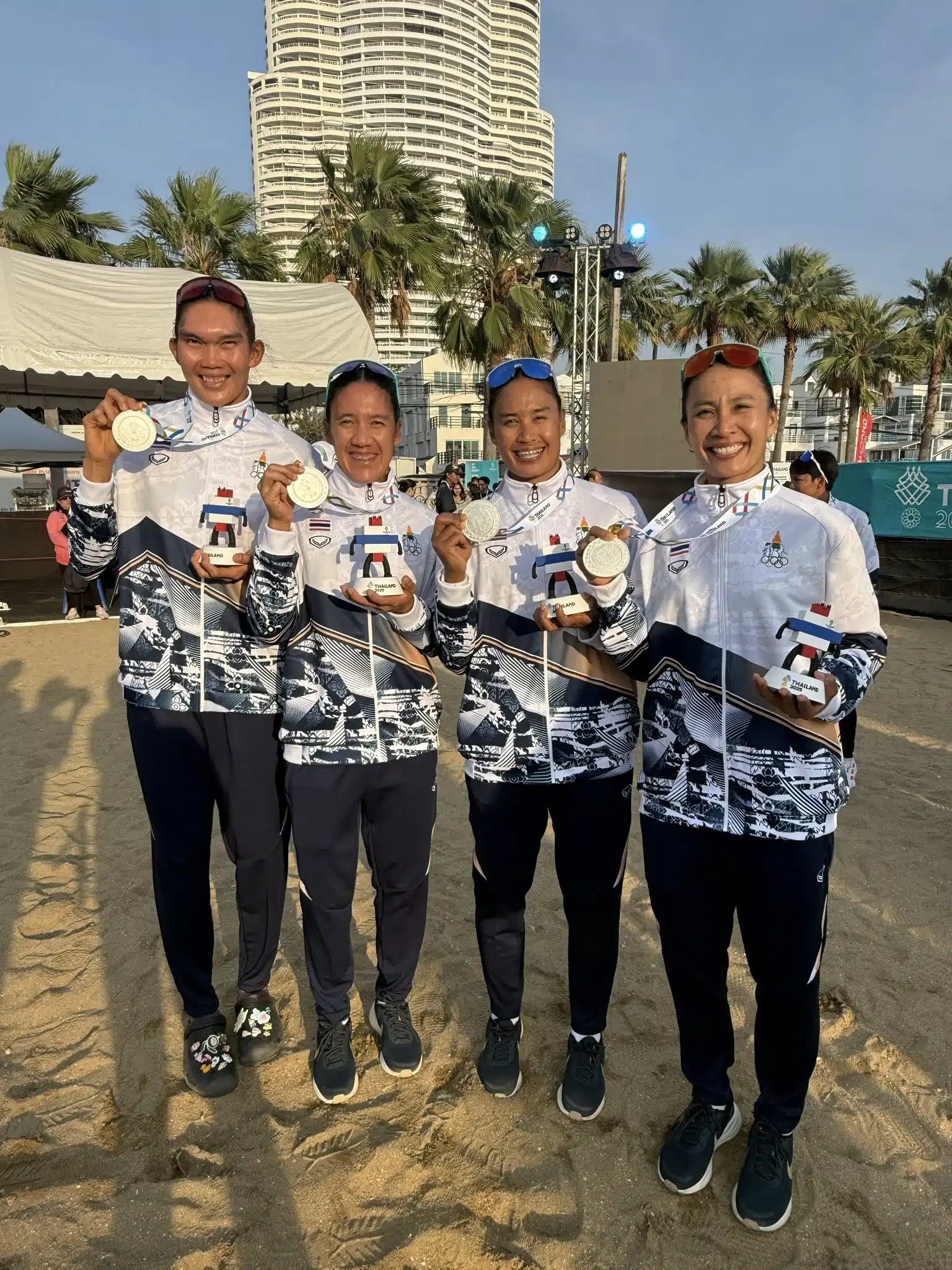 ทีมวอลเลย์บอลชายหาดหญิงไทยคว้าเหรียญเงินในซีเกมส์ 2025 ด้วยความอดทน