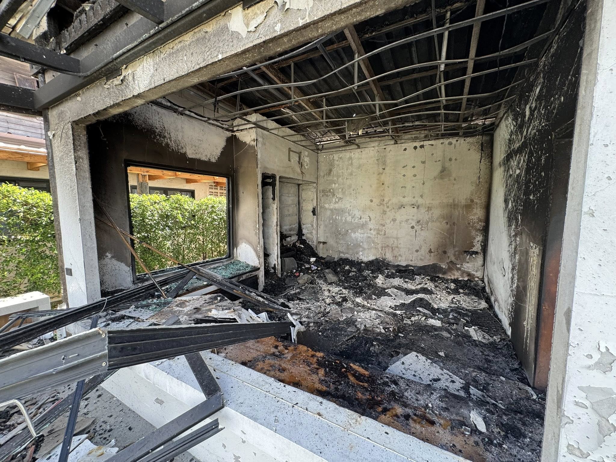 ภาพซากบ้านที่ไม่เหลือชิ้นดีจากเหตุการณ์จรวด BM-21 ตก