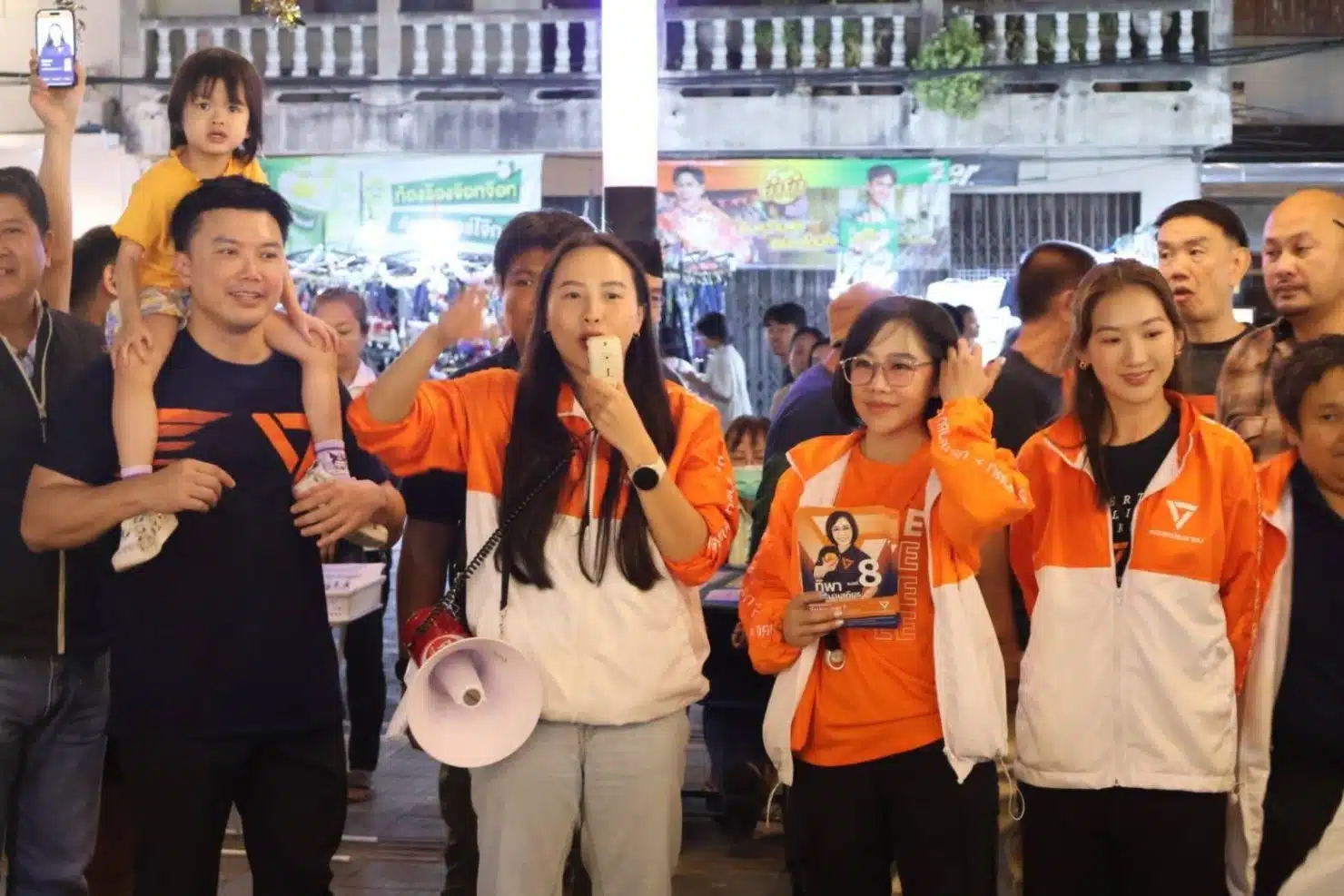 ไอซ์ รักชนก ประวัติชีวิตคนไม่รู้ โตในสลัม ไม่ยอมแพ้ชะตา สอบเข้ามธ. สู่สส.น้ำดี