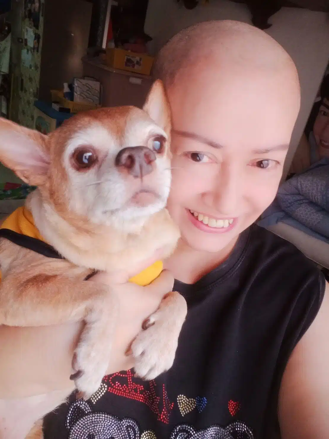 ภาพแหม่ม อลิษา ชูสองนิ้วบนเตียงผู้ป่วยหลังการผ่าตัด