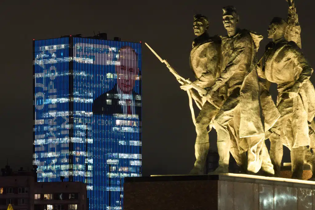 ภาพของประธานาธิบดี ปูติน ปรากฏอยู่บนด้านหน้าของศูนย์ธุรกิจแห่งหนึ่ง ก่อนวันแถลงข่าวประจำปีและรายการสนทนาทางโทรศัพท์ของเขาที่เมืองเซนต์ปีเตอร์สเบิร์กของรัสเซีย 18 ธันวาคม 2025