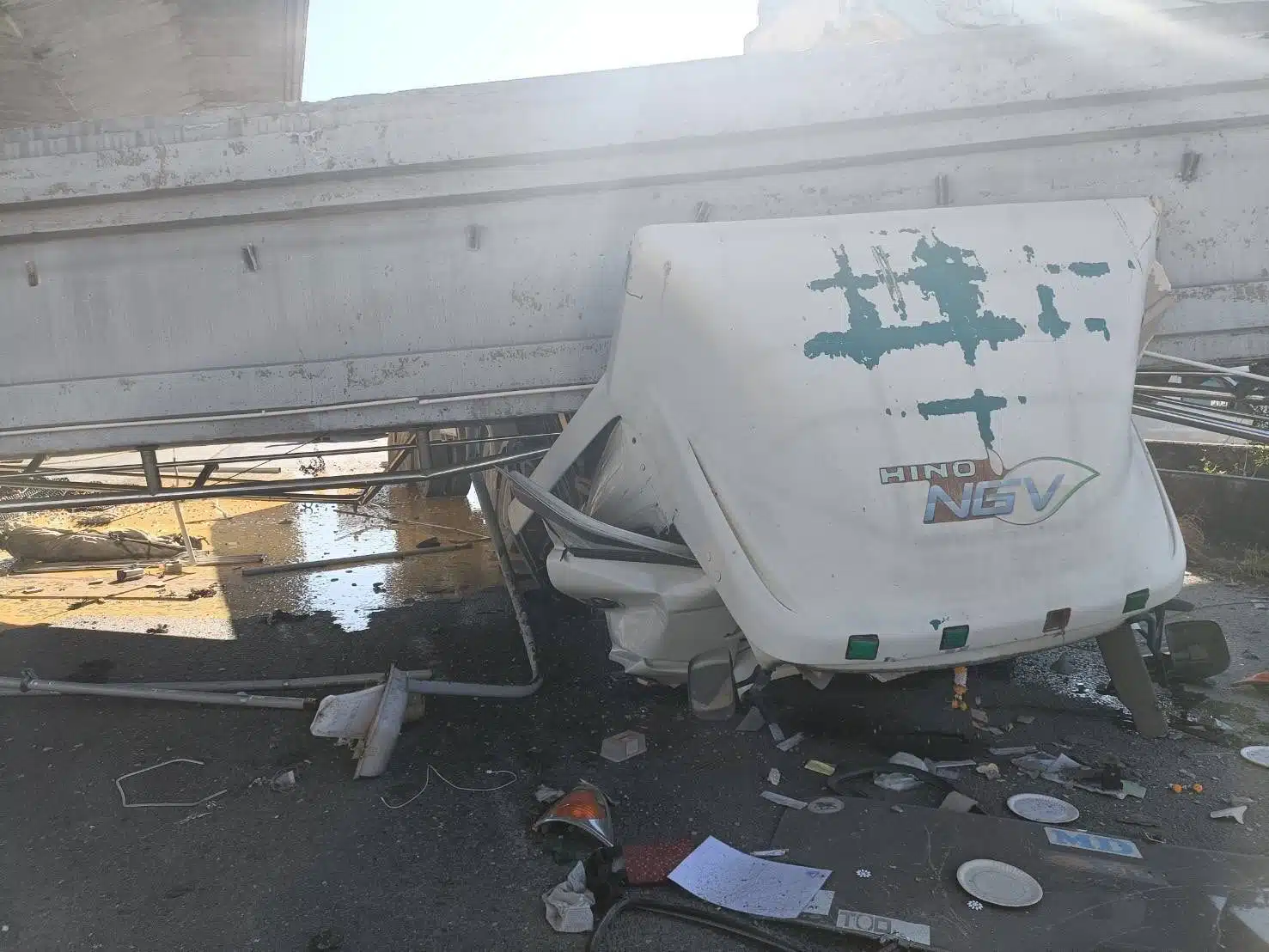 สลด! มีผู้เสียชีวิตแล้ว 1 ศพ เหตุสะพานลอยคนข้ามบางนากม. 34 ถล่ม | Thaiger  ข่าวไทย