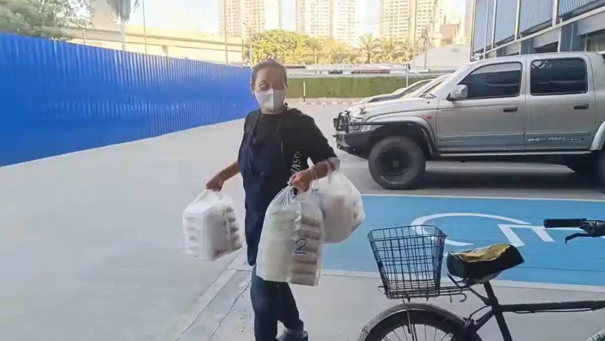 แม่ค้าอาหารตามสั่ง กำลังส่งอาหาร