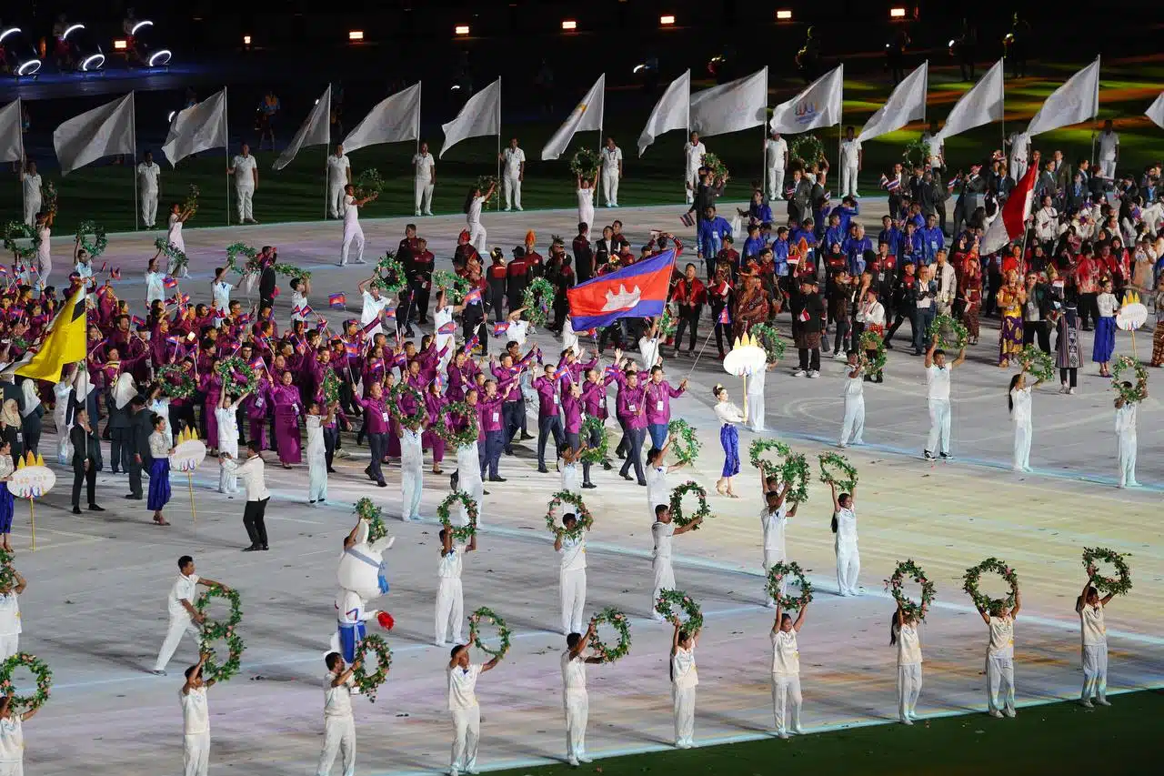 นักกีฬาเดินเข้าสู่สนาม พิธีเปิดซีเกมส์ 2023 กัมพูชา