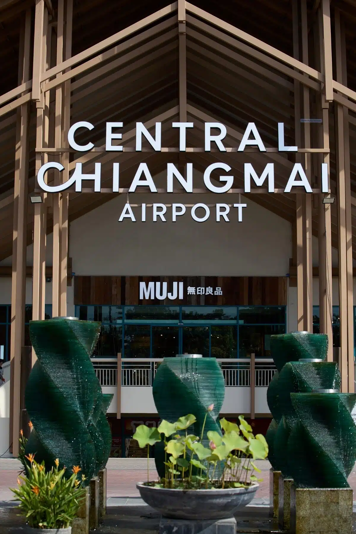 พื้นที่ภายในเซ็นทรัล เชียงใหม่ แอร์พอร์ต มีร้านค้าแบรนด์ดังมากมายกว่า 350 แบรนด์