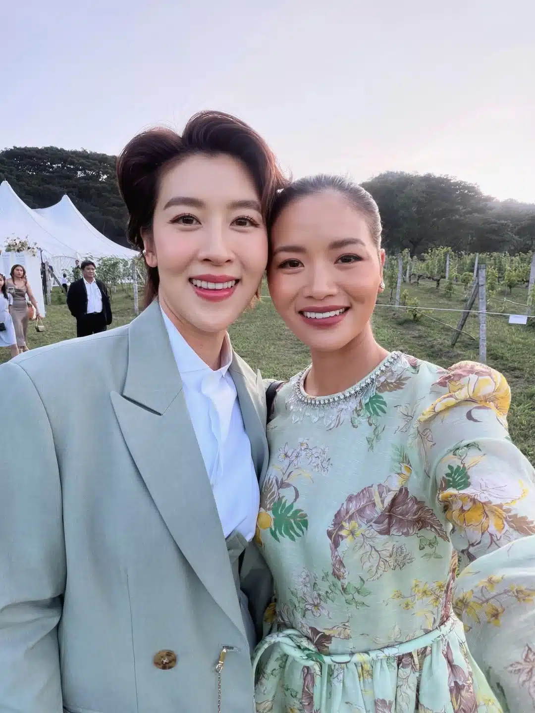 หวานไม่พัก! เชียร์ ฑิฆัมพร ควง หมิว รังสินี ร่วมยินดีงานแต่ง ออร่าอินเลิฟพุ่งกระจาย-1