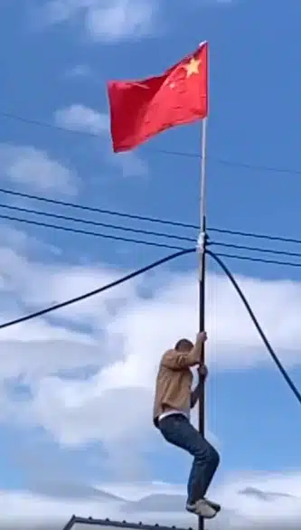 คลิปแสดงให้เห็นสแกมเมอร์จีนปีนเสาในปอยเปตเพื่อส่งสัญญาณ