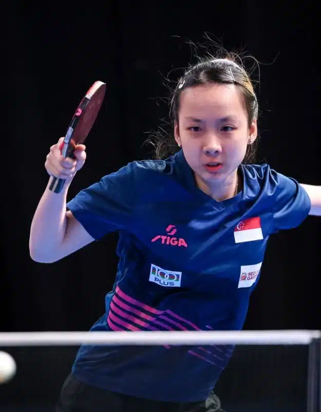 เซอร์ ลิน เฉียน ในชุดแข่งขันขณะทำคะแนนในรอบชิงชนะเลิศ