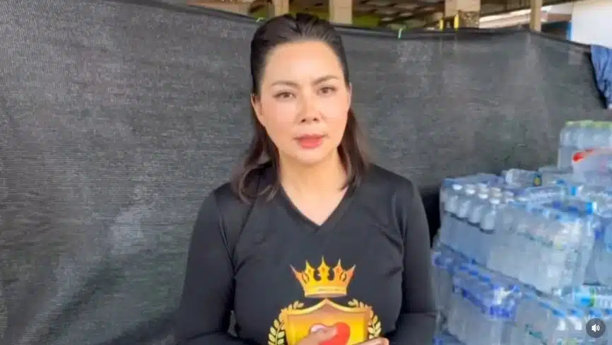 การแจกเงินสด 1,000 บาทจากบุ๋มเพื่อช่วยผู้สูงอายุ