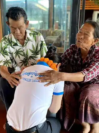 หญิงลี โพสต์ภาพกราบพ่อแม่