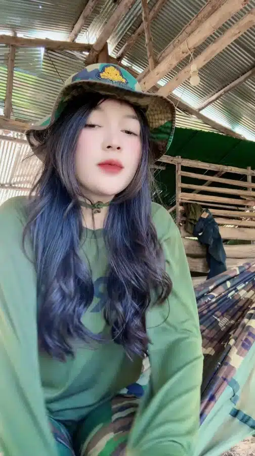 ทหารหญิงโตน สุพัดรี ในชุดทหารที่มีการพูดถึงมากที่สุดในขณะนี้