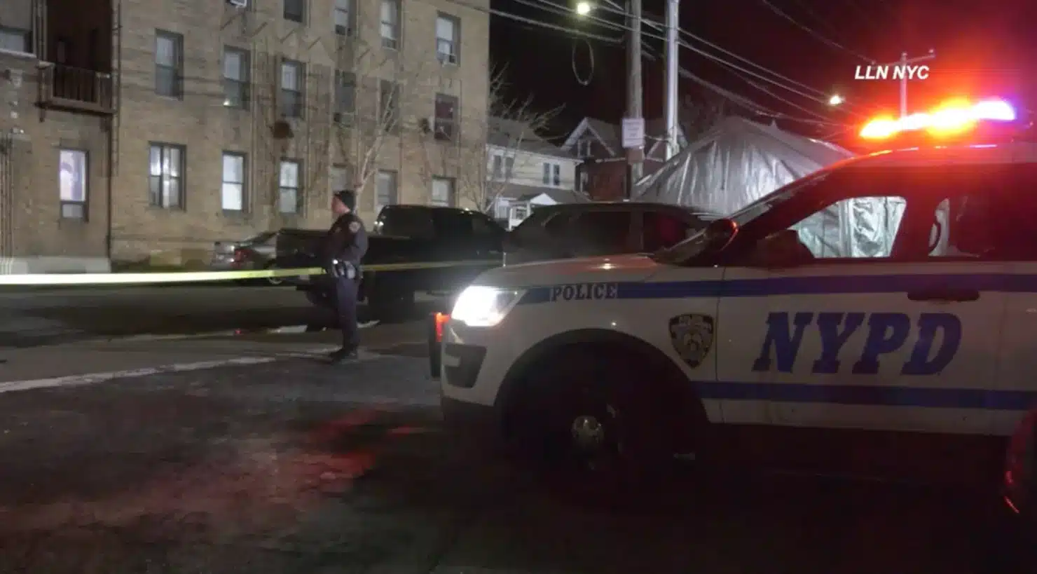 พ่อหัวใจสลาย เห็นลูกชายถูกตำรวจนิวยอร์กวิสามัญต่อหน้า หลังคลั่งถือมีดคัตเตอร์พุ่งใส่เจ้าหน้าที่ ถามรุนแรงเกินไปไหม