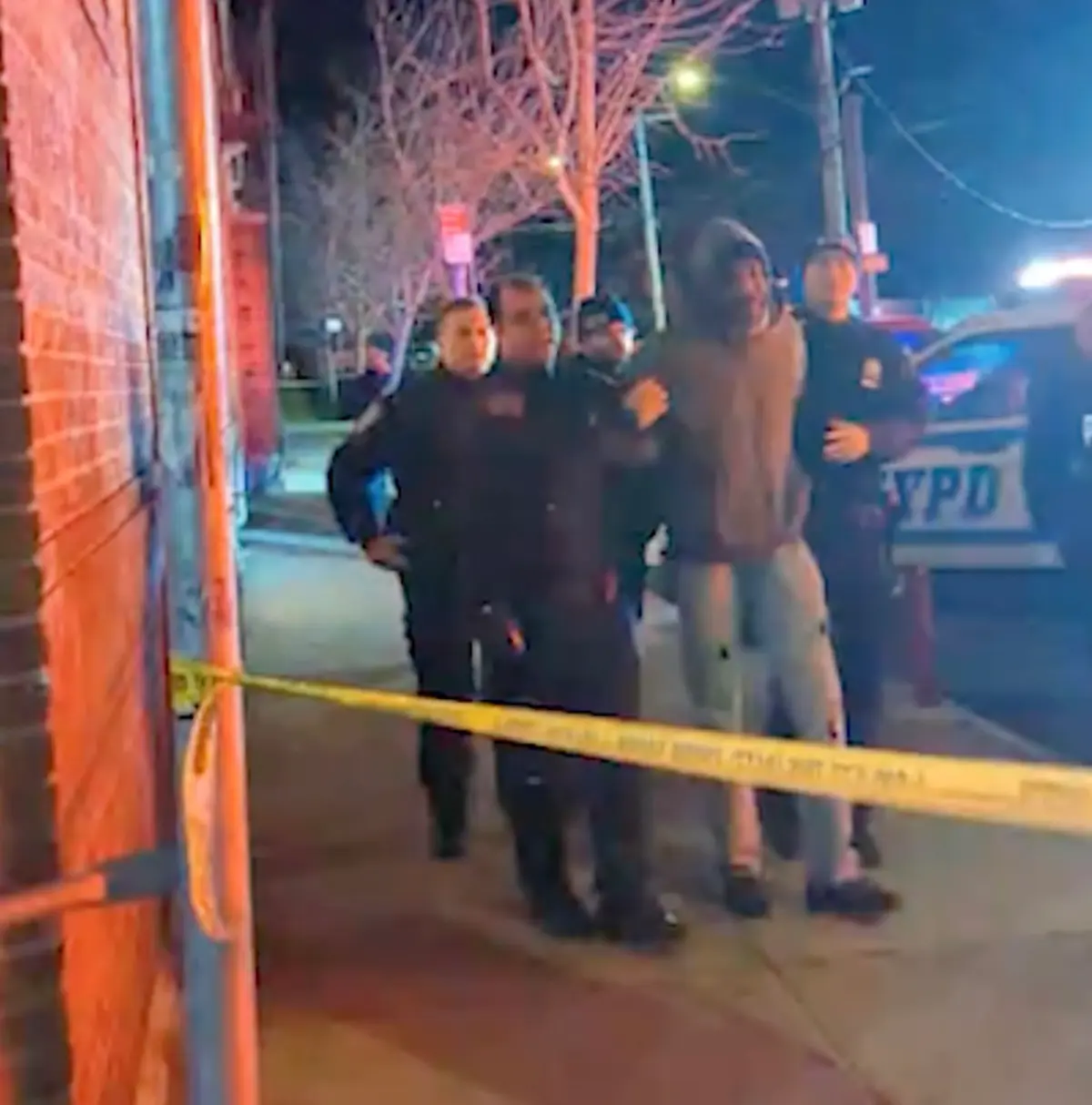 พ่อหัวใจสลาย เห็นลูกชายถูกตำรวจนิวยอร์กวิสามัญต่อหน้า หลังคลั่งถือมีดคัตเตอร์พุ่งใส่เจ้าหน้าที่ ถามรุนแรงเกินไปไหม