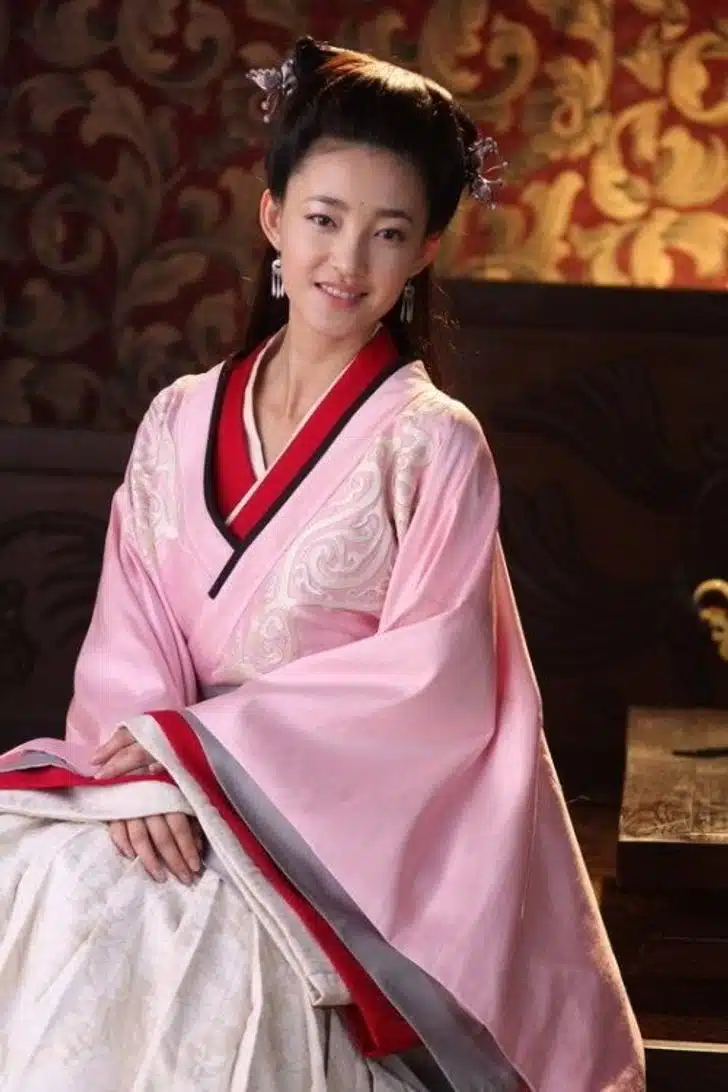 ศาลสั่งคุกตลอดชีวิต "จ้าน ฮ่าวหลี่" อดีตสามี "หวังลี่คุน" เซ่นคดีโกง 4.5 พันล้าน สะเทือนฝ่ายหญิงกราฟชีวิตดิ่ง ต้องหนีไปเล่นละครสั้น