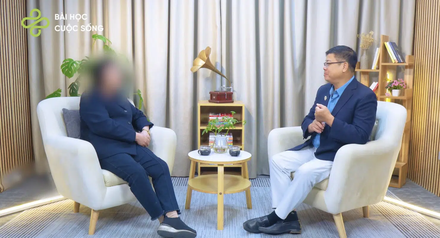 ชีวิตคู่หลังเกษียณ หญิงวัย 60 เหงาใจแอบคบชู้หนุ่มรุ่นลูก เมียหลวงตามตบเรียกสามีตัวจริงมารับ ทำครอบครัวพัง ลูกหลานอับอายจนมองหน้าไม่ติด