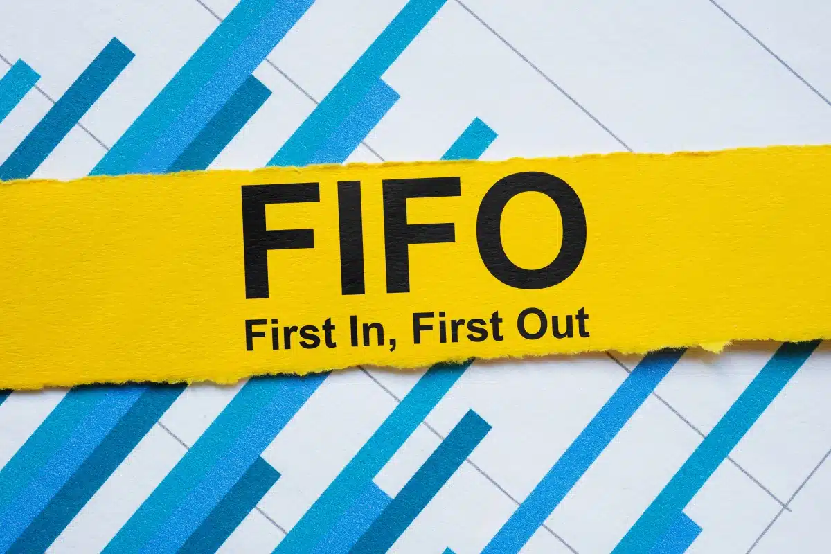 FIFO คือ ระบบที่ช่วยให้การหมุนเวียนสินค้าเป็นไปอย่างถูกต้อง