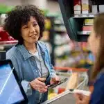 หนึ่งในจุดเด่นของการเข้าร่วมโครงการมิตรแท้โชห่วย คือ ไม่มีค่าแรกเข้า และไม่ผูกมัดแบบแฟรนไชส์ เจ้าของร้านจึงไม่ต้องลงทุนก้อนใหญ่ตั้งแต่เริ่มต้น และมีอิสระในการตัดสินใจทางธุรกิจอย่างเต็มที่