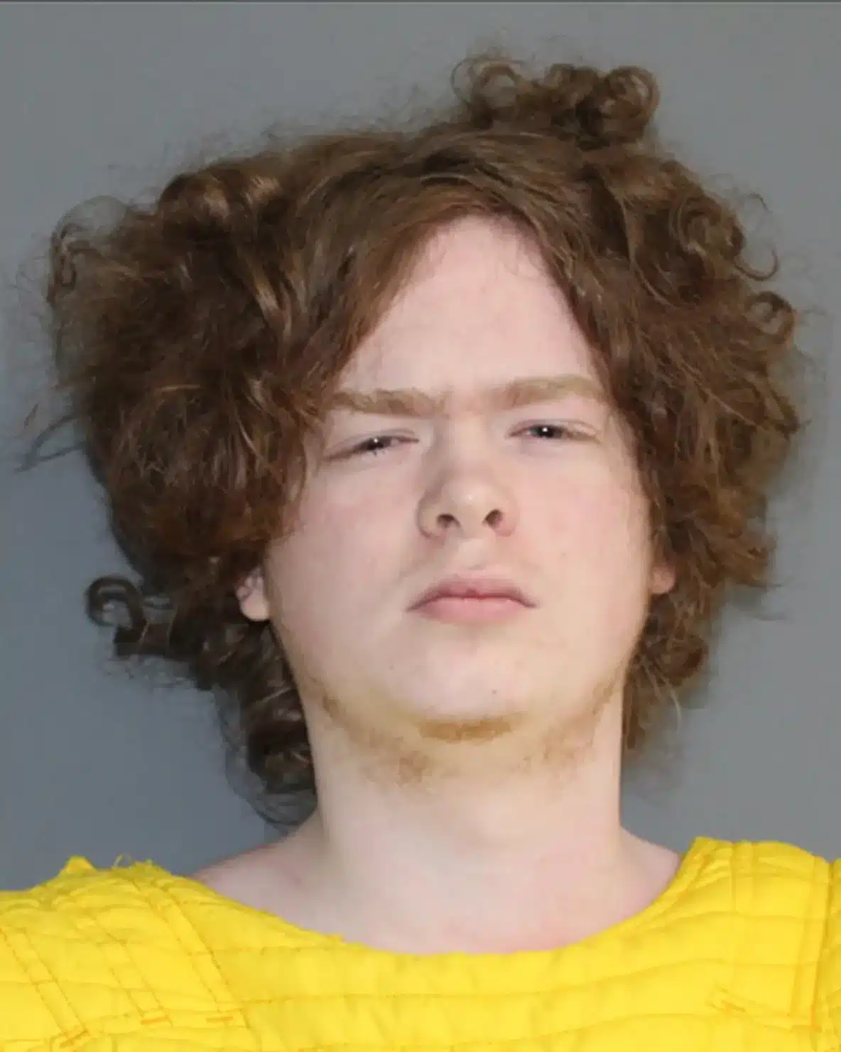 แบรดลีย์ เคเดนเฮด วัยรุ่นชาวเท็กซัสที่ถูกกลั่นแกล้ง ได้ก่อตั้งเครือข่ายข่มขู่ทางเพศสุดโหดเหี้ยมชื่อ 764 เมื่อเขาอายุเพียง 15 ปี บันทึกจากเรือนจำเขตเอราธ