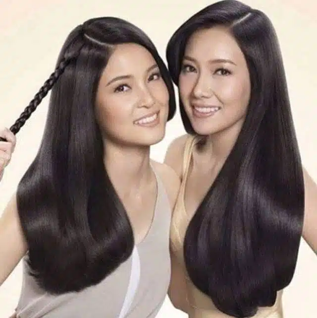 นุ้ย กรองแก้ว ยืนยิ้มท่ามกลางธรรมชาติ แสดงถึงความสวยแบบธรรมชาติ