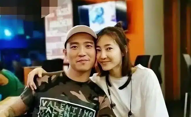 ศาลสั่งคุกตลอดชีวิต "จ้าน ฮ่าวหลี่" อดีตสามี "หวังลี่คุน" เซ่นคดีโกง 4.5 พันล้าน สะเทือนฝ่ายหญิงกราฟชีวิตดิ่ง ต้องหนีไปเล่นละครสั้น