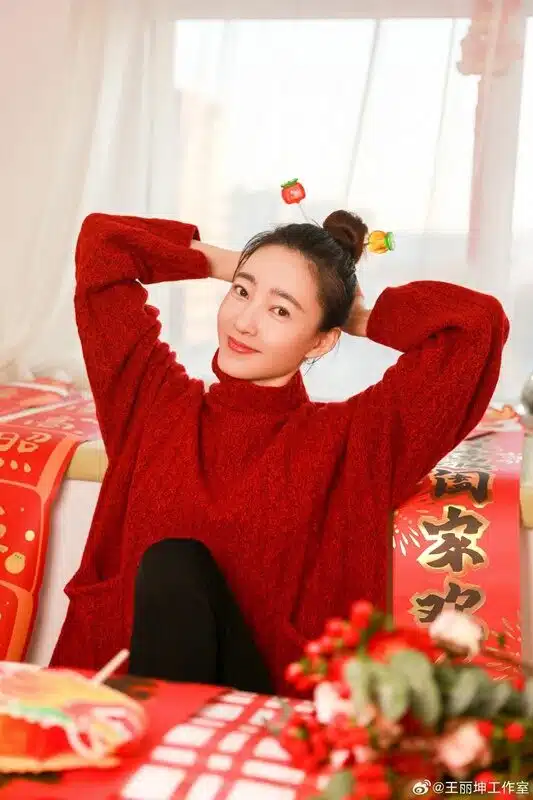 ศาลสั่งคุกตลอดชีวิต "จ้าน ฮ่าวหลี่" อดีตสามี "หวังลี่คุน" เซ่นคดีโกง 4.5 พันล้าน สะเทือนฝ่ายหญิงกราฟชีวิตดิ่ง ต้องหนีไปเล่นละครสั้น