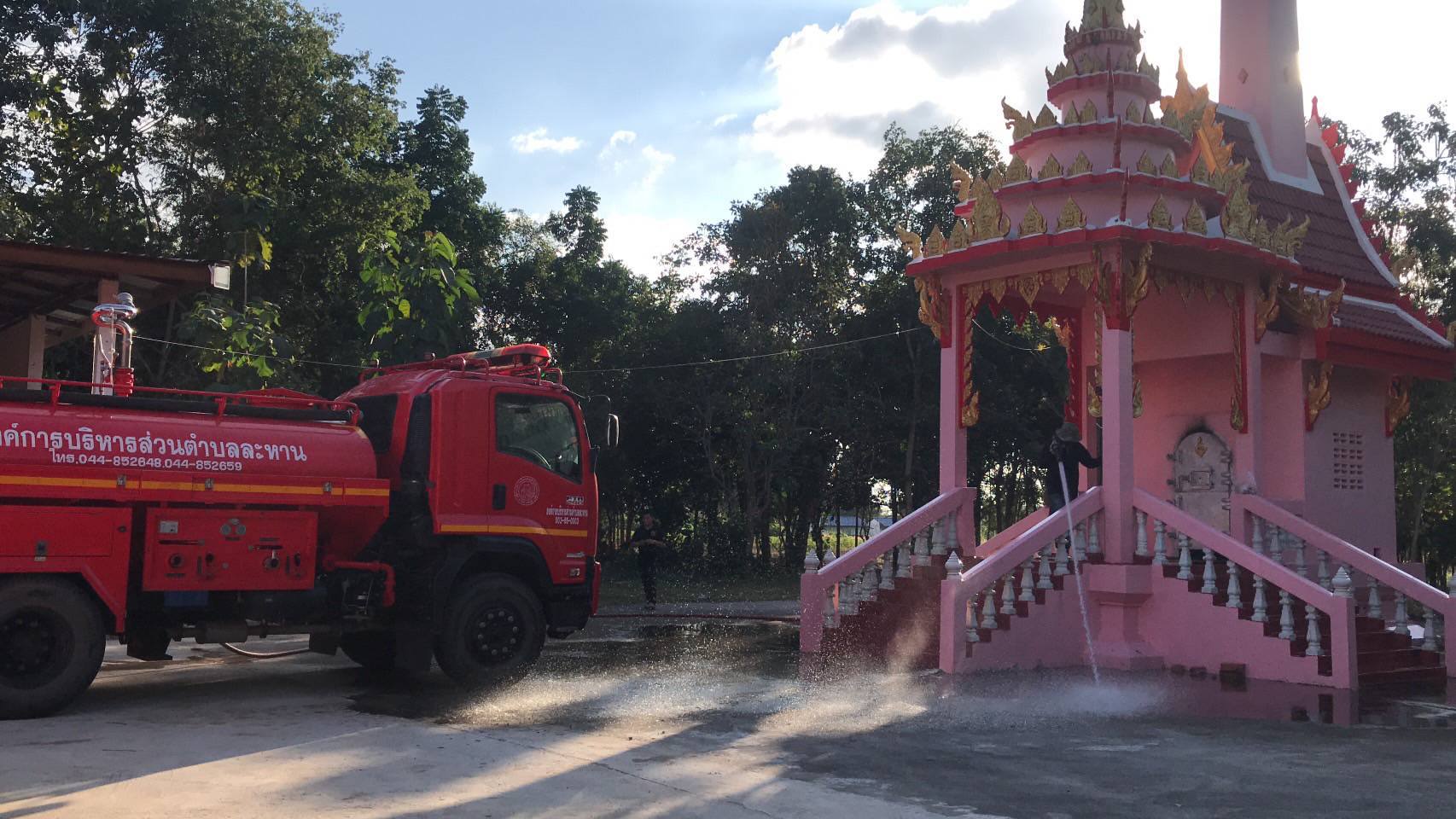 รถดับเพลิงกำลังฉีดล้างทำความสะอาดบริเวณเมรุเผาศพ