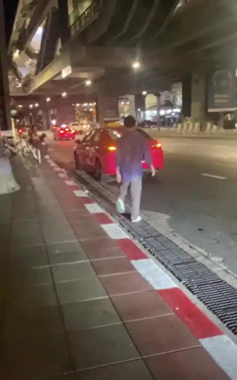 ภาพจากคลิปวิดีโอขณะคนขับแท็กซี่แสดงท่าทีเกรี้ยวกราดใส่ผู้โดยสาร