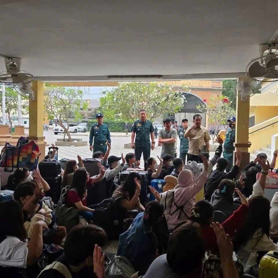 คนไทยจำนวนมากรอข้ามแดนที่ด่านปอยเปตกลับไทย