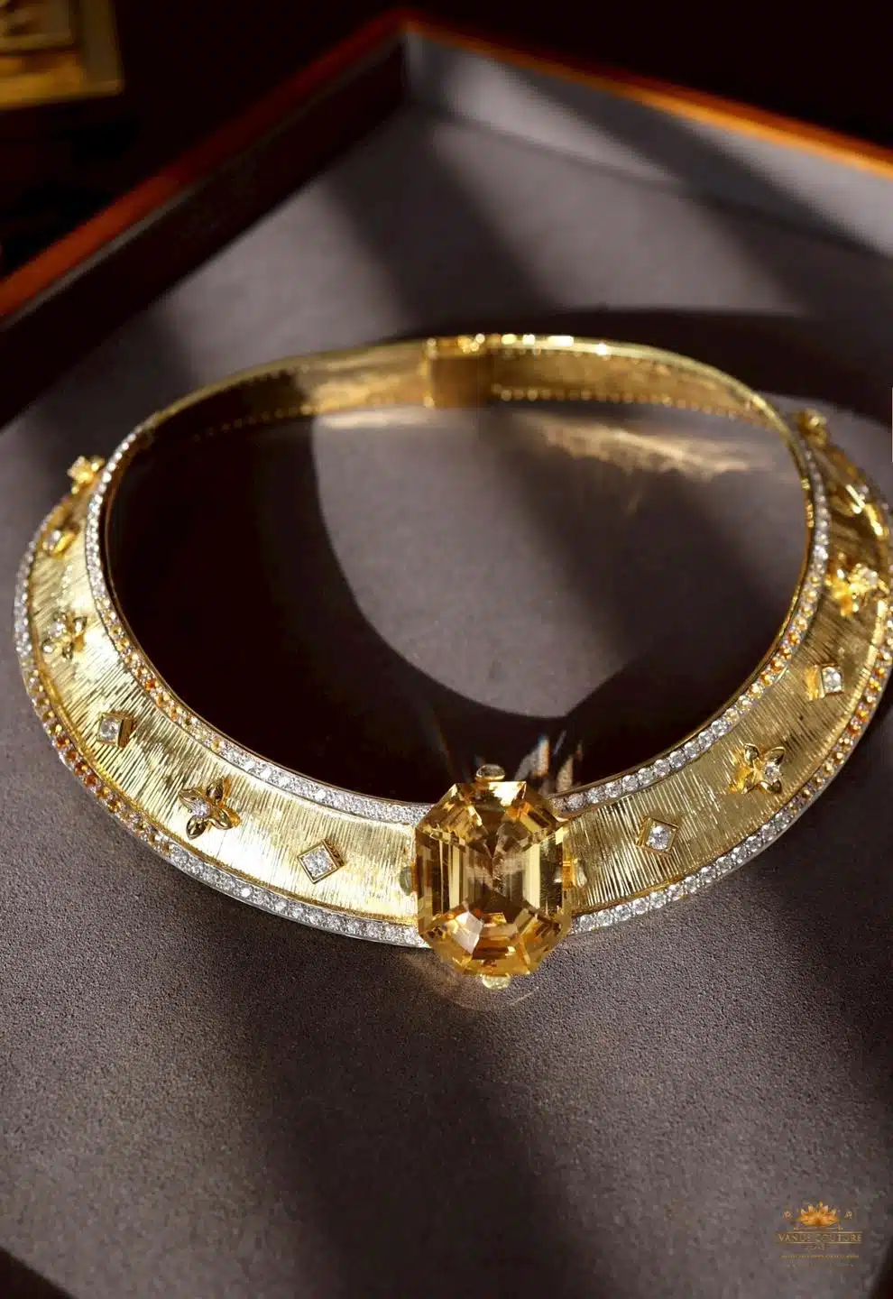 ชุดเครื่องประดับสยามอรุณของ โอปอล สุชาตา ในพิธีเปิดซีเกมส์2025