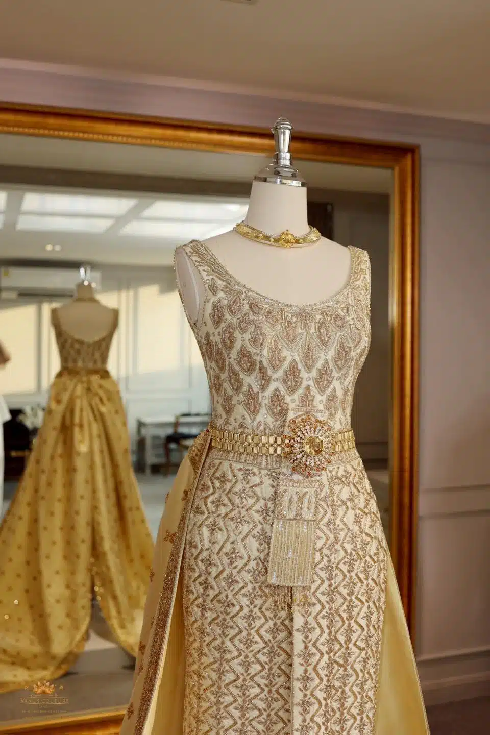 ชุดไทยดุสิตของ โอปอล สุชาตา ในพิธีเปิดซีเกมส์2025