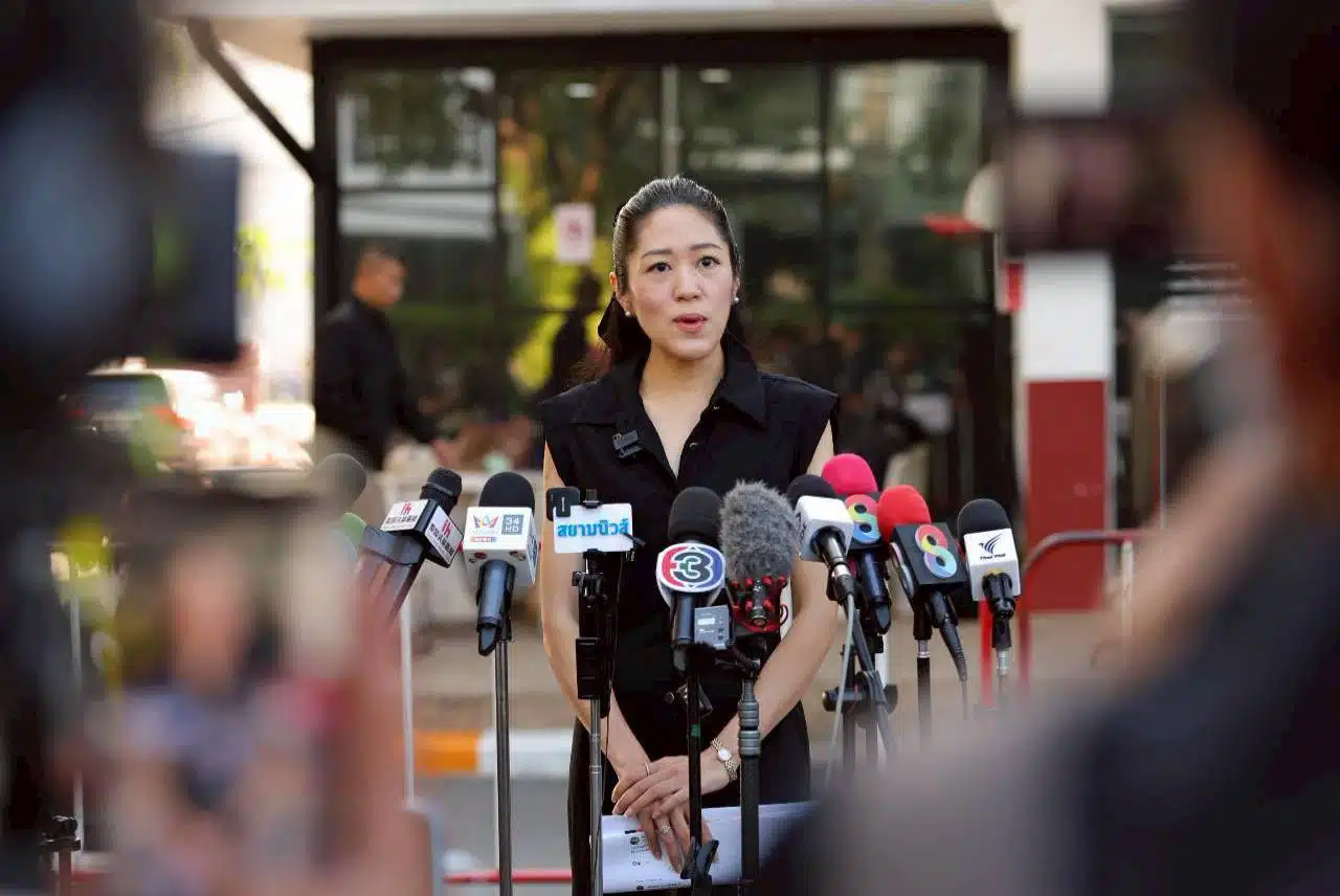 ช่อ พรรณิการ์ ให้สัมภาษณ์สื่อมวลชนหน้า สน.ทองหล่อ