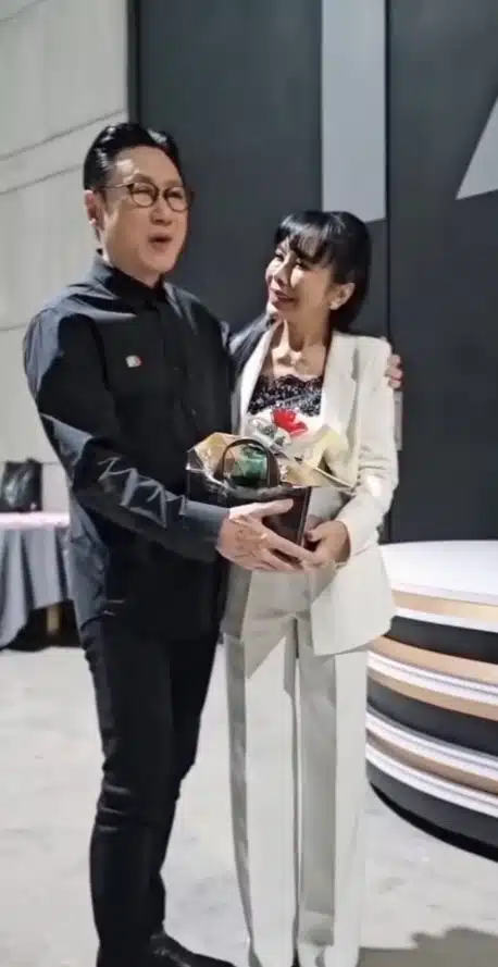 ตั๊ก มยุรา เผยคลิปนาทีสวมกอด เสี่ยตา ปัญญา หลังกลับมาเจอกันอีกครั้งในรอบหลายปี-3