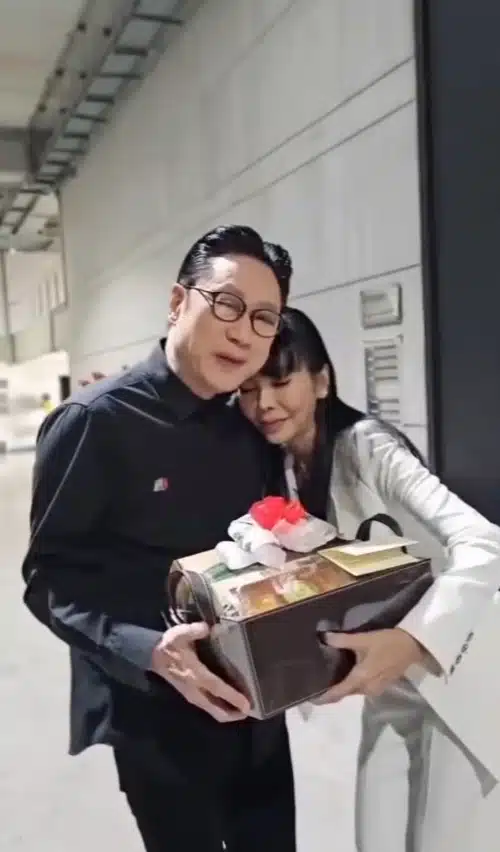 ตั๊ก มยุรา เผยคลิปนาทีสวมกอด เสี่ยตา ปัญญา หลังกลับมาเจอกันอีกครั้งในรอบหลายปี-4