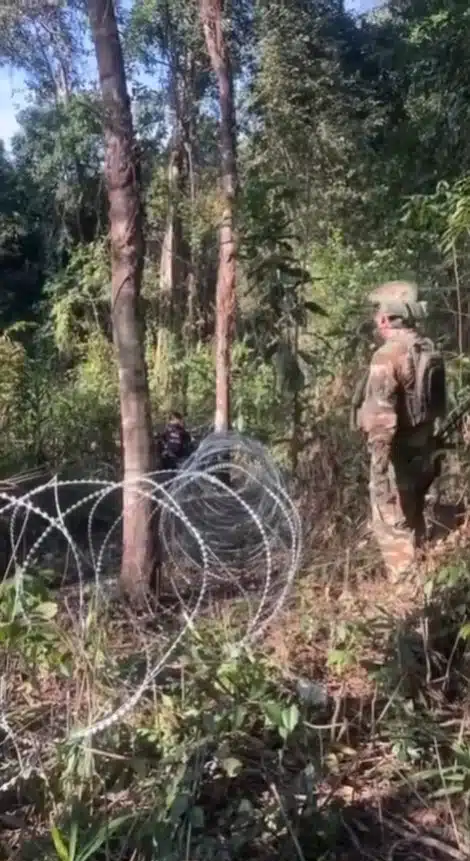 ภาพจากคลิปทหารไทยยืนประจันหน้าทหารกัมพูชาที่รั้วลวดหนาม