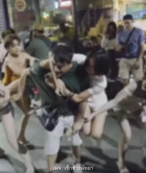 กลุ่มสาวประเภทสองกำลังรุมทำร้ายนักท่องเที่ยวชาวอินเดีย