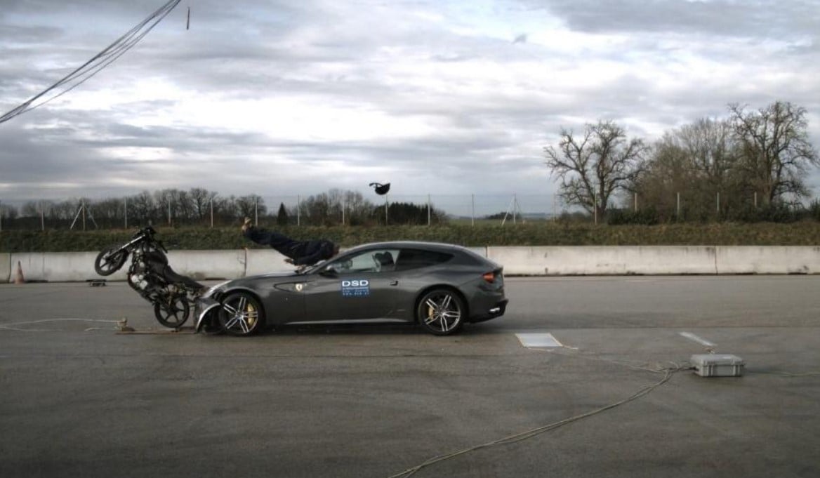 ภาพแสดงการตรวจสอบความเร็วรถยนต์ในคดีอุบัติเหตุที่มีการพิสูจน์หลักฐานผิดพลาด