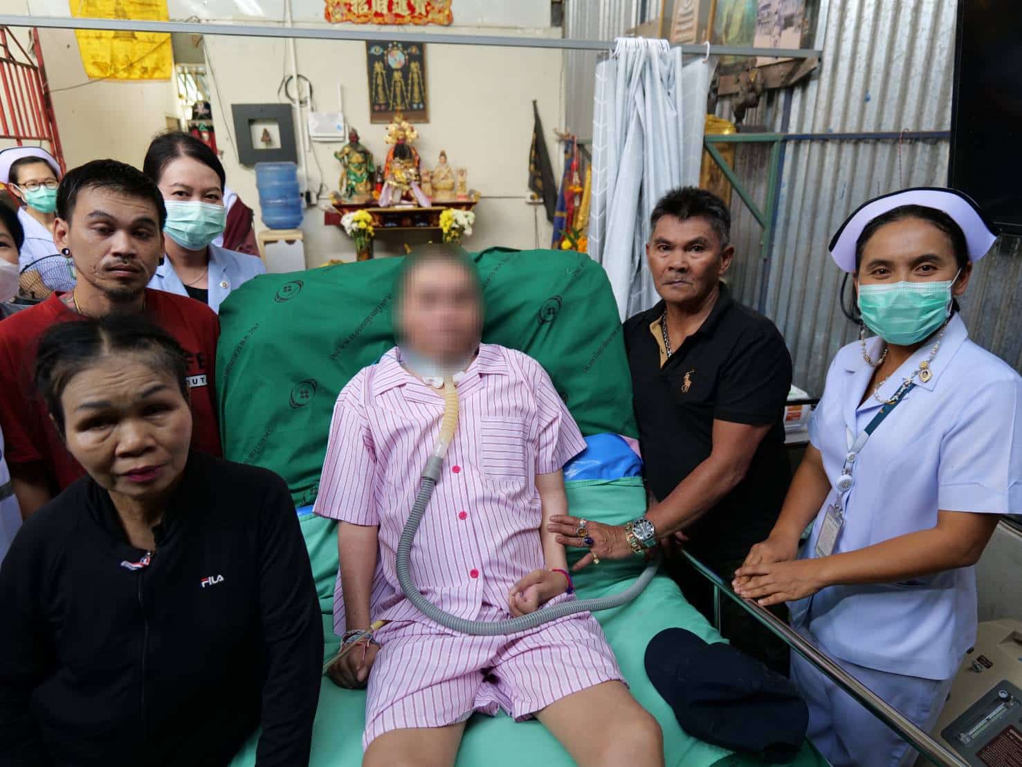 ทีมแพทย์และพยาบาลโรงพยาบาลวชิระภูเก็ตส่งผู้ป่วยขึ้นรถพยาบาลกลับบ้าน