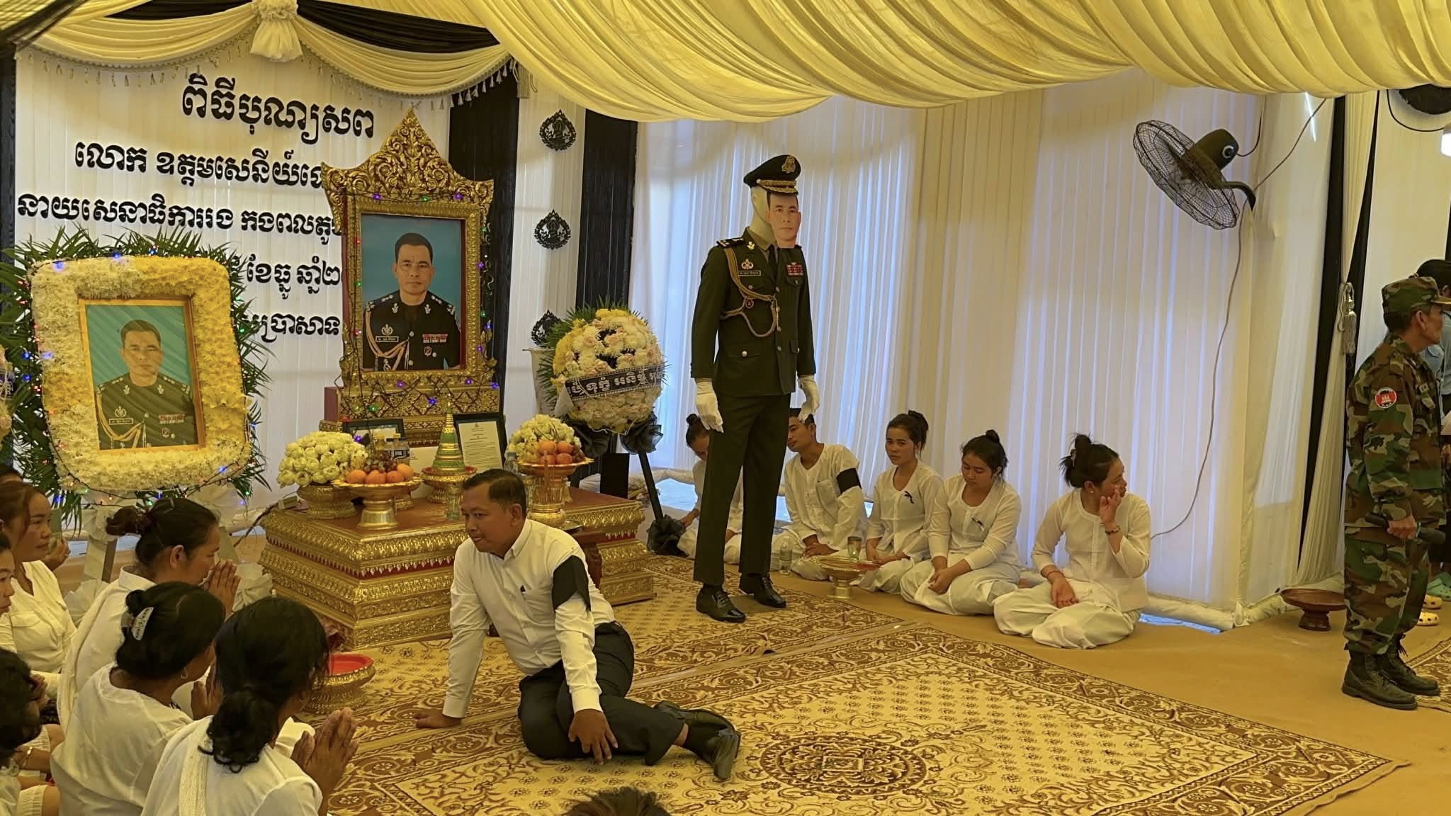 ภาพพิธีศพของพลตรีออง วิบูล ที่จัดขึ้นอย่างสมเกียรติในกัมพูชา