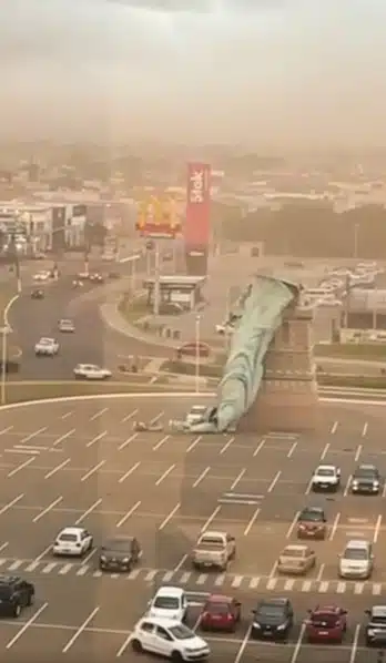 พายุซัด เทพีเสรีภาพ สูงเกือบร้อยฟุต ถล่มกลางเมือง คลิปแชร์ว่อนนาทีร่วงกระแทกพื้น-1