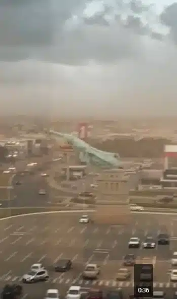 พายุซัด เทพีเสรีภาพ สูงเกือบร้อยฟุต ถล่มกลางเมือง คลิปแชร์ว่อนนาทีร่วงกระแทกพื้น