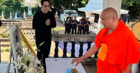 พิธีเผาหลอก นัทปง ครอบครัว-เพื่อนร่วมงานร่ำไห้ 4 คนในบ้านวันสุดท้ายร่วมงานด้วย