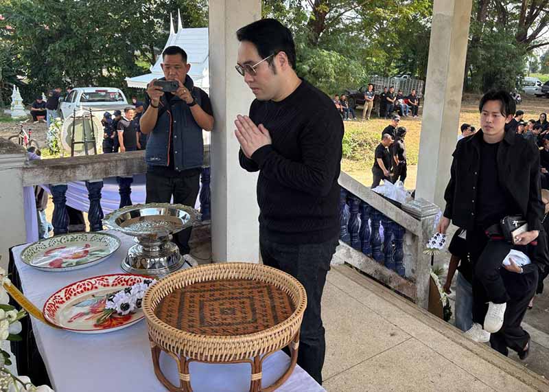 พิธีเผาหลอก นัทปง ครอบครัว-เพื่อนร่วมงานร่ำไห้ 4 คนในบ้านวันสุดท้ายร่วมงานด้วย-3