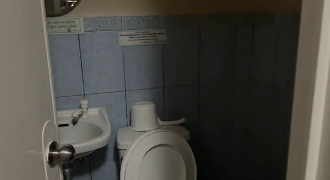 พ่อและลูกมีพฤติกรรมเก็บตัวไม่สุงสิงกับใคร