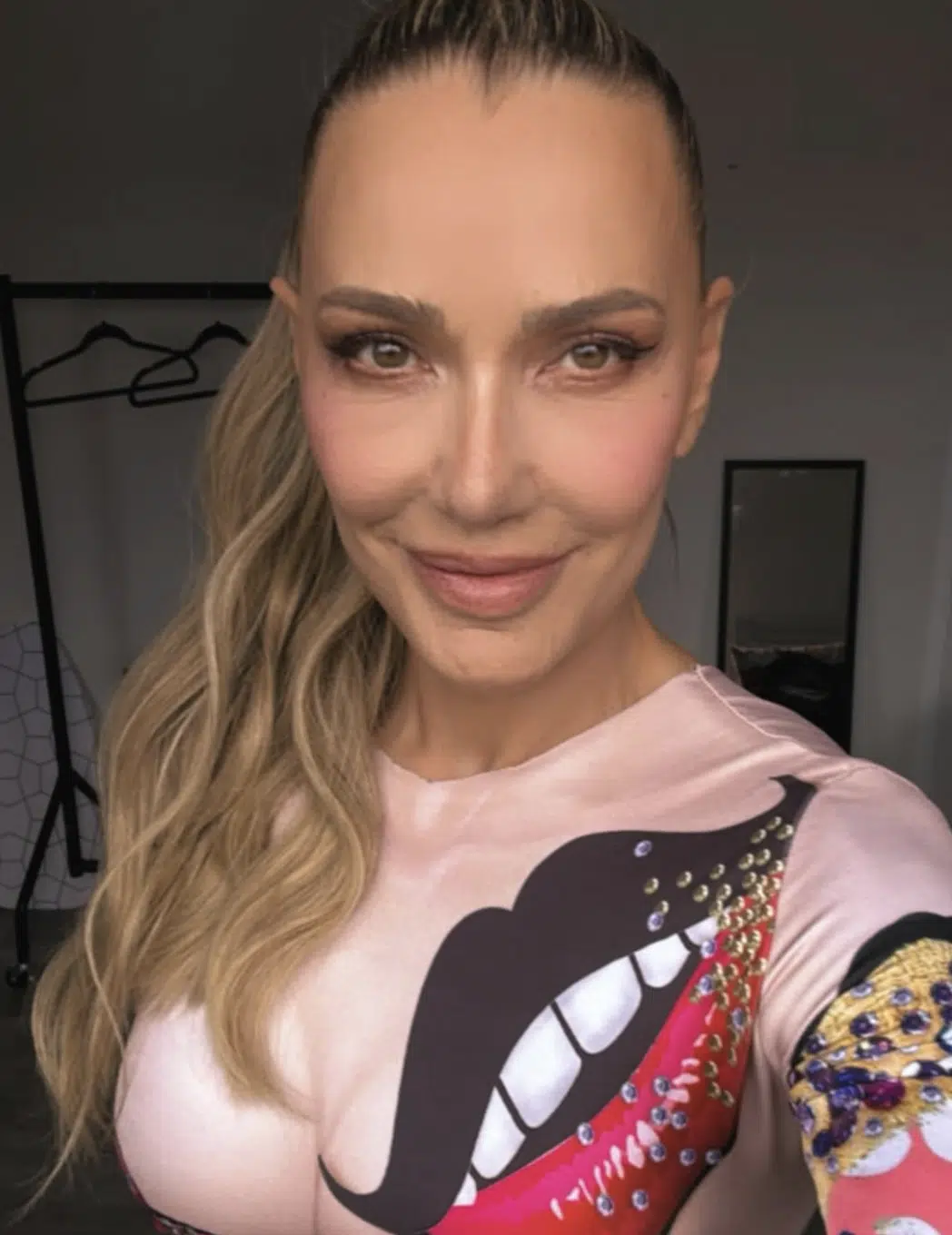 เจ้าแม่เพลงแดนซ์ยุค 90 อวดหน้าสด ในวัย 55 ปี หน้าเด็กจนแฟนคลับจำแทบไม่ได้