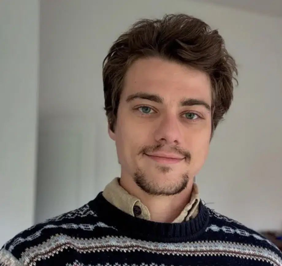 Lane V Rogers เป็นที่รู้จักในชื่อ Blake Mitchell บนแพลตฟอร์ม OnlyFans