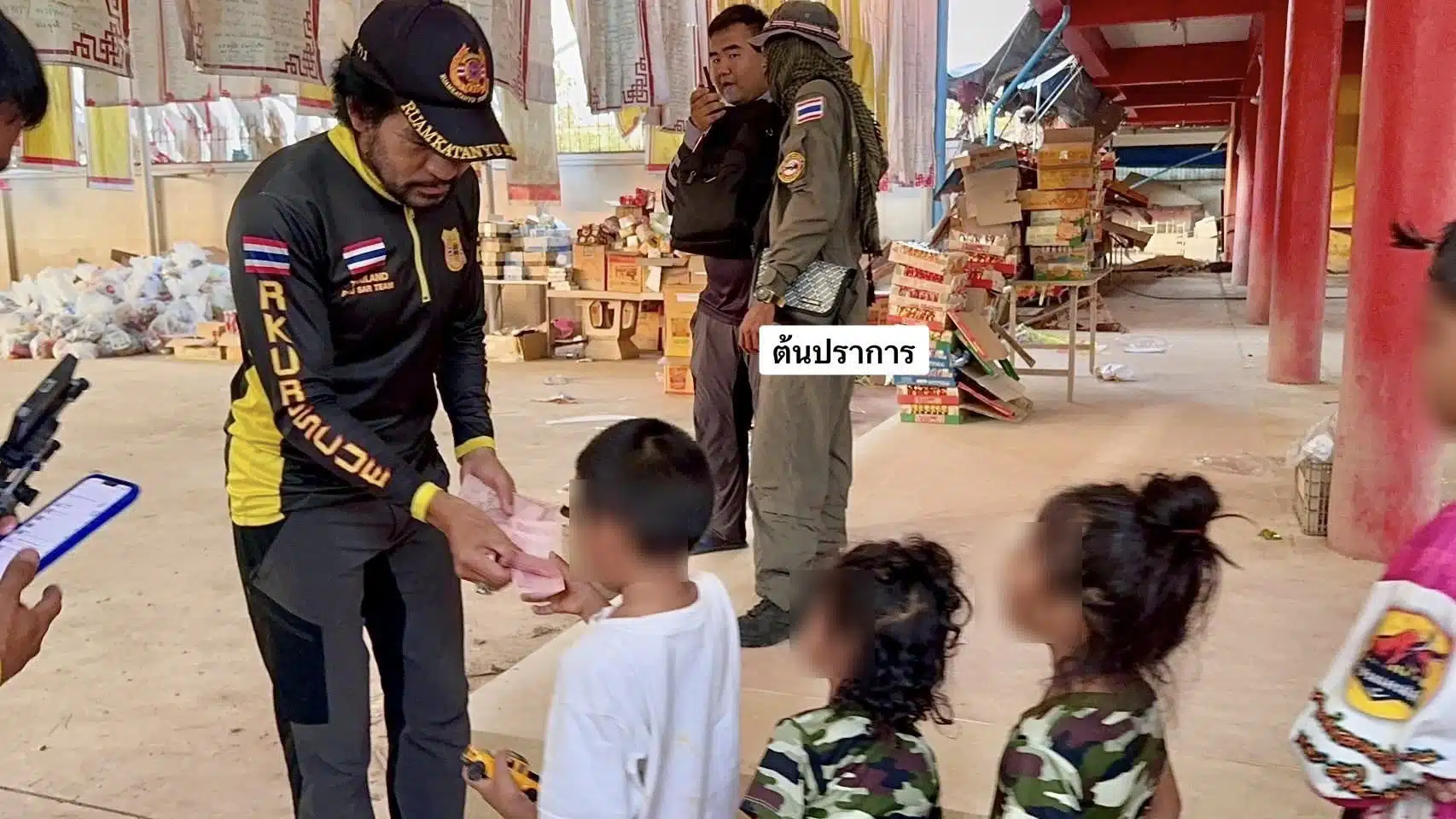 ภาพบีบหัวใจ บิณฑ์ บันลือฤทธิ์ ฟุบหลับคาบันได ลุยน้ำท่วม 10 วันไม่พัก-3