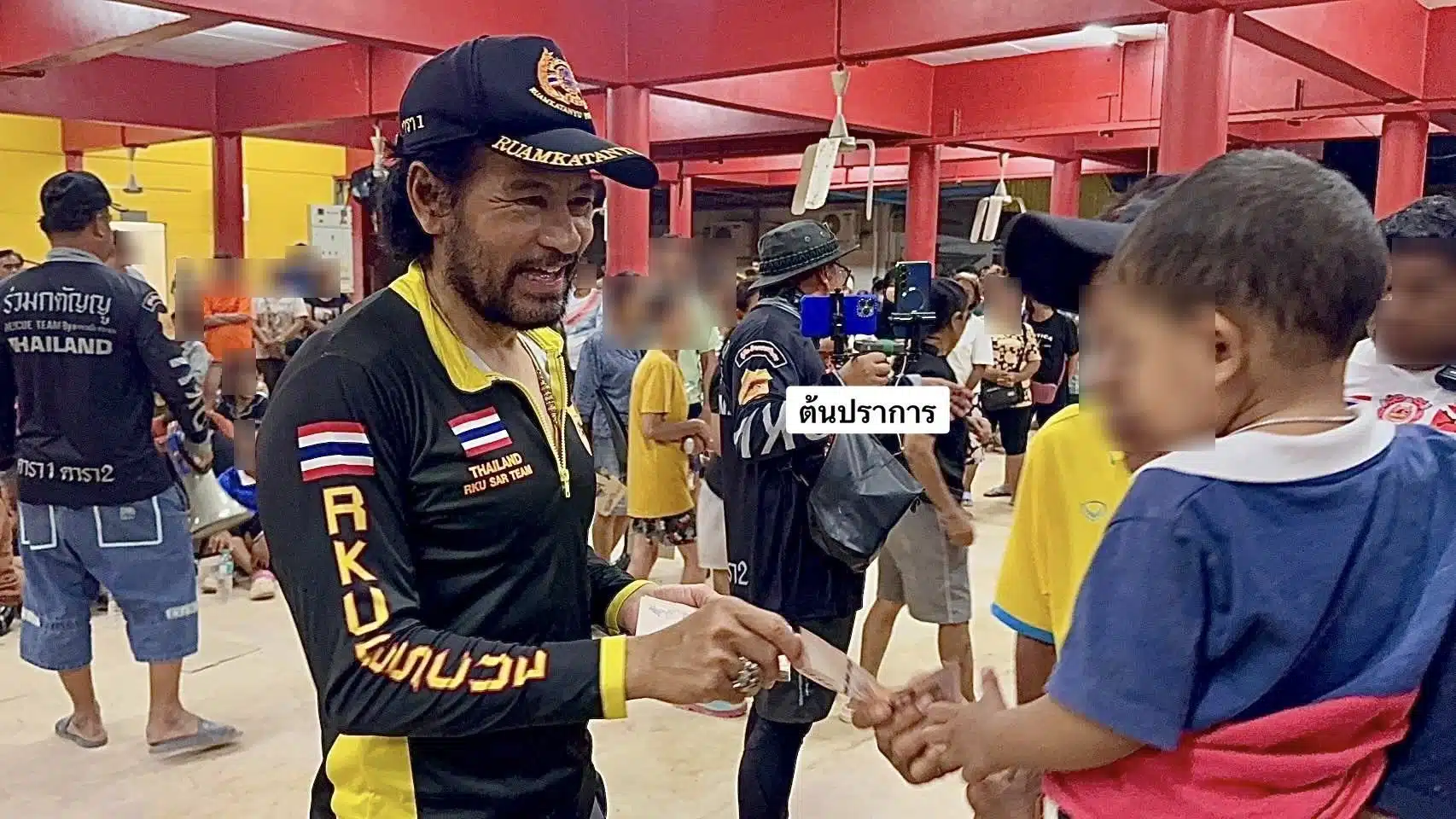 ภาพบีบหัวใจ บิณฑ์ บันลือฤทธิ์ ฟุบหลับคาบันได ลุยน้ำท่วม 10 วันไม่พัก-4